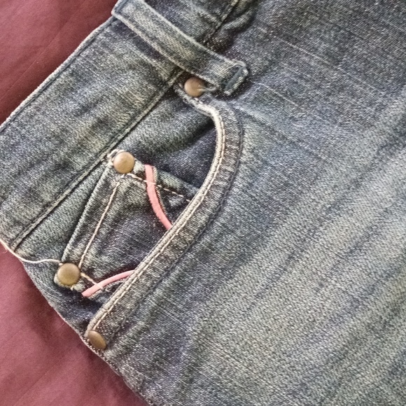 Super cute jean skirt size 4 old navy. Pink accent - Picture 2 of 4